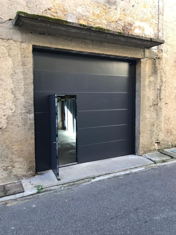 Pose de porte de garage sectionnelle isolante à Lavelanet