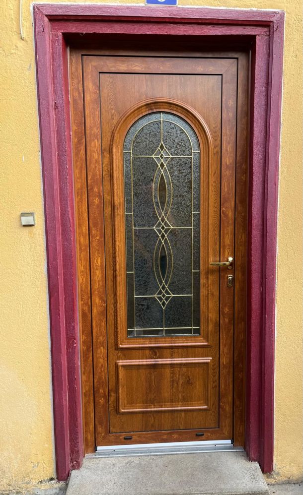 magnifique porte d'entrée en bois sur mesure 