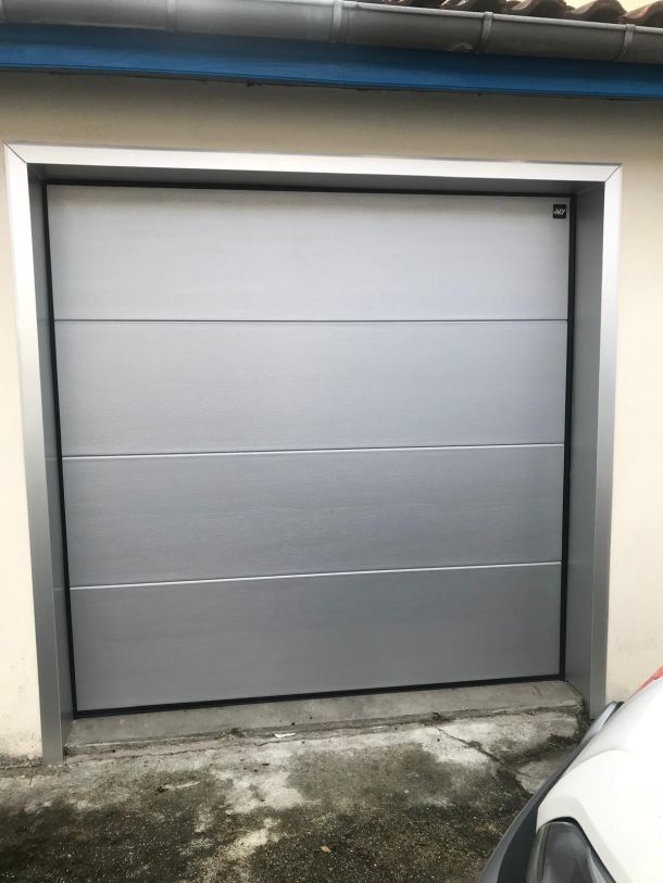 Installation de porte de garage sectionnelle à Lavelanet