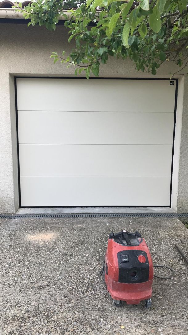 Fabrication et installation de porte de garage sectionnelle à Lavelanet