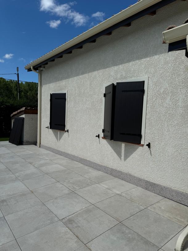 Rénovation de façade avec volets battants à Lavelanet